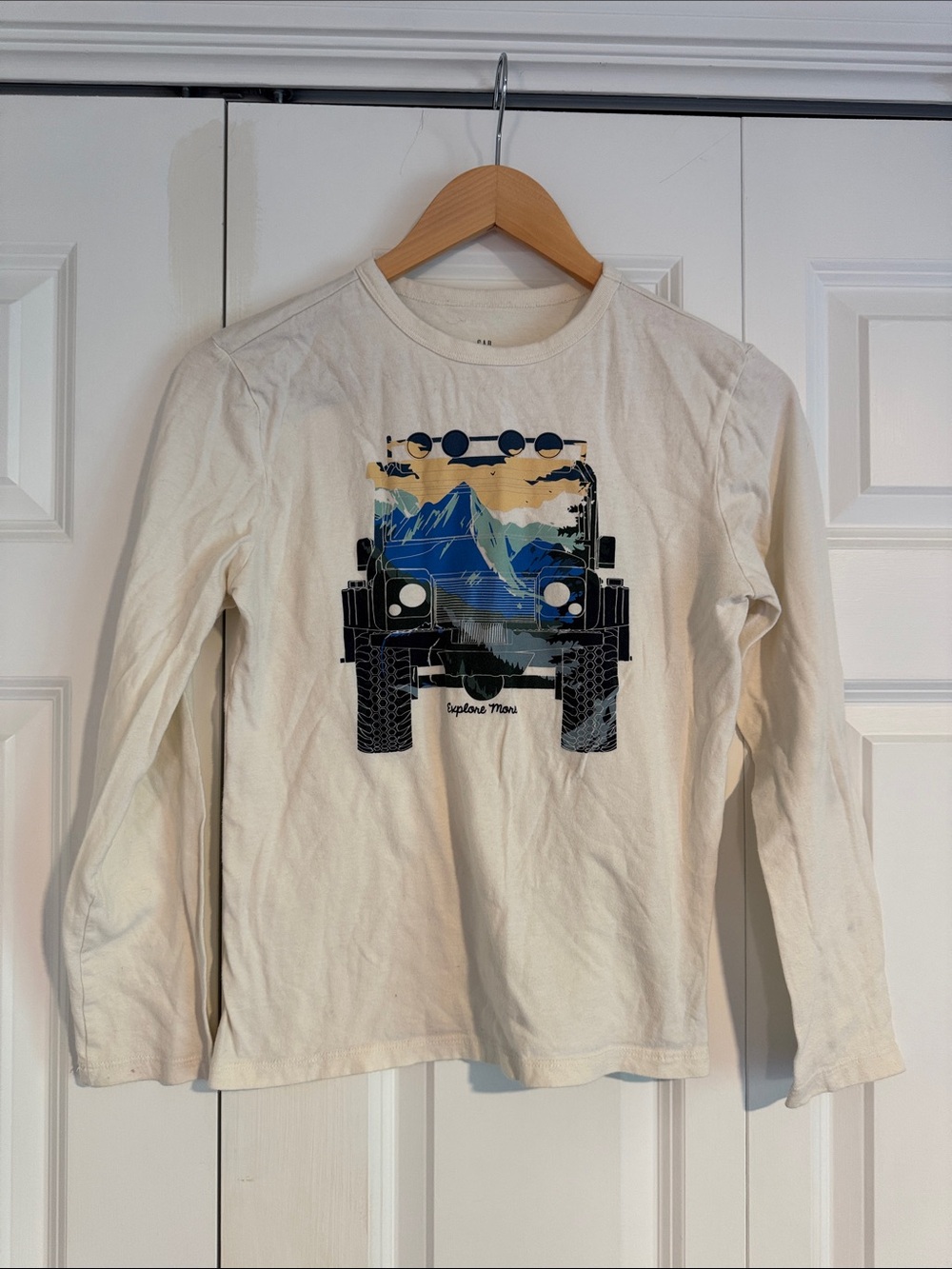 GAP Cream Long-Sleeve Tee with Mountain Jeep Graphic